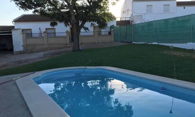 Fuente de Piedra Villa | Country House 'Cortijo Vista Alegre' with Lake View, Pool & Wi-Fi