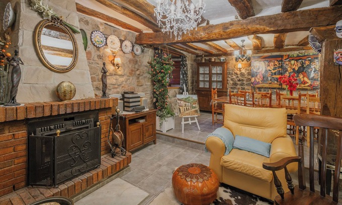 Jaramillo Quemado House | Country House 'La Casona' with Mountain View, Private Garden and Wi-Fi