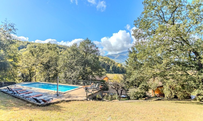 La Vall d'en Bas House | Country House 'Can Guidic' with Mountain View, Private Pool and Wi-Fi