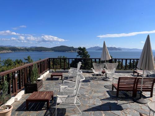 Namhae House | Country House Exclamation Mark & Comma