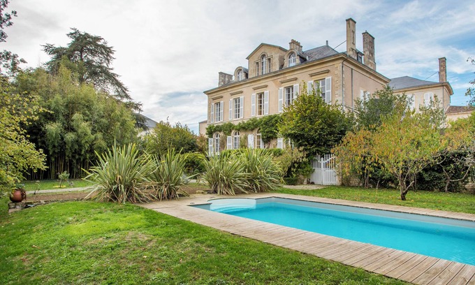Fontenay-le-Comte Villa | Country House 'La Maison De Maître' with Private Pool, Private Terrace and Wi-Fi