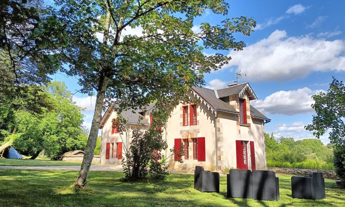 La Chapelle-Baton Cottage | Country House in the Heart of the Wooded Park of a Castle