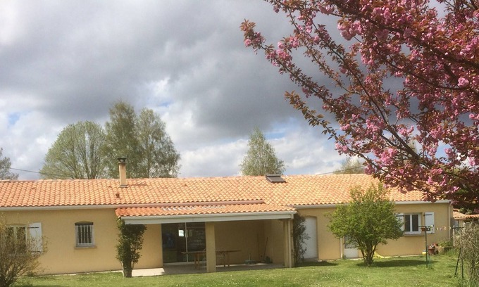 Saint-Cybardeaux House | Country house in the heart of the vineyards