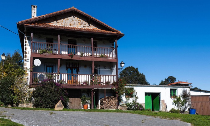 Valle de Carranza House | Country House 'Fuenternilla' with Mountain View, Private Terrace and Wi-Fi