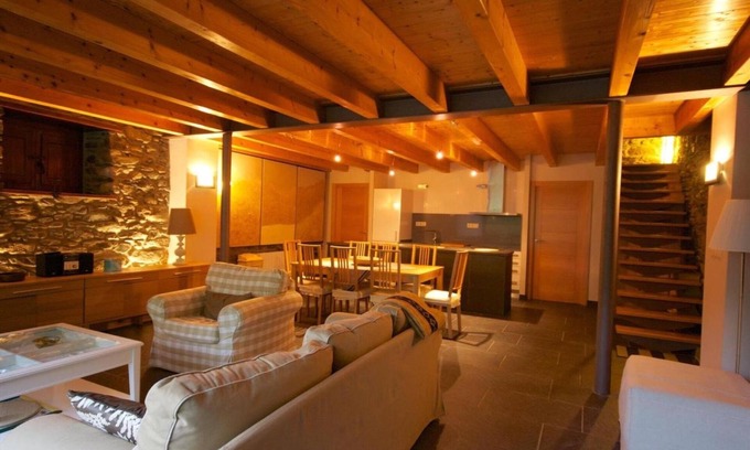 Tavascan House | Country House 'Guillem Completa' with Lake View, Wi-Fi and Air Conditioning