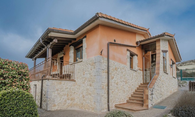 Orbaneja Riopico House | Country House 'La Cardeñuela' with Mountain View, Private Terrace and Wi-Fi
