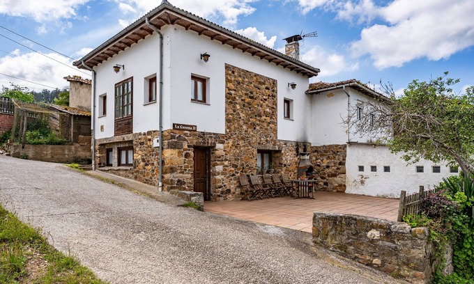 Luerces House | Country House 'La Casona 2' with Mountain View, Private Terrace and Wi-Fi