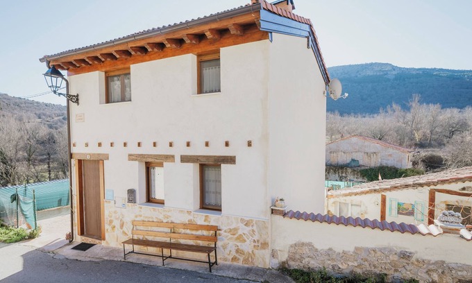 Santibanez del Val House | Country House 'La Mira' with Mountain View, Private Terrace and Wi-Fi