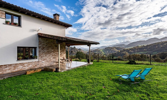 Soto de Cangas House | Country House 'La Tachuela' with Mountain View, Private Garden and Wi-Fi