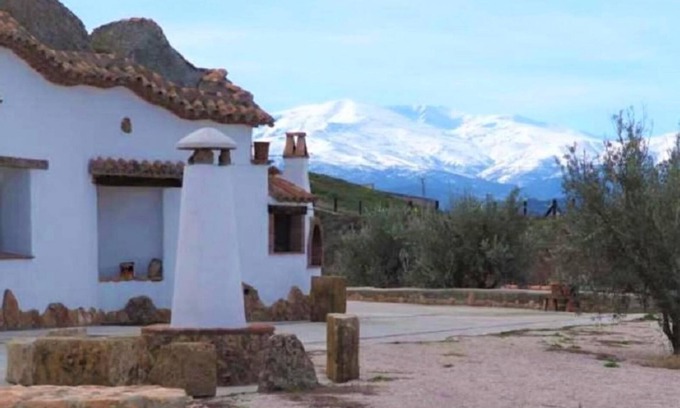 Benalua de Guadix House | Country House 'Los Cerezos' with Shared Pool, Wi-Fi and Air Conditioning
