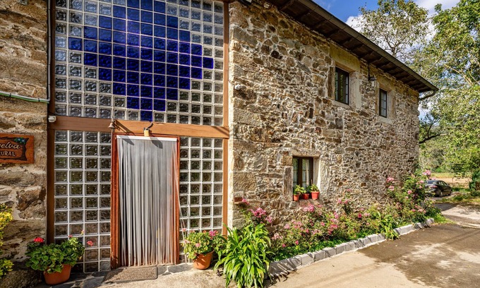 Navelgas House | Country House 'Madreselva' with Mountain View, Private Pool and Wi-Fi