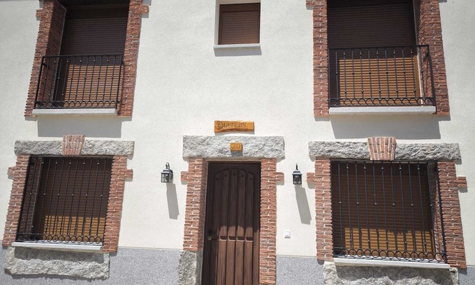 Navaluenga House | Country House 'Quercus' with Mountain View, Wi-Fi and Air Conditioning