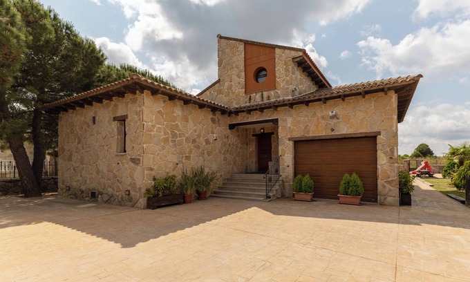 El Berrueco House | Country House 'Sierra Norte' with Mountain View, Private Pool and Wi-Fi