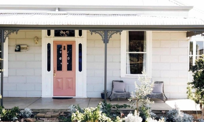 Rutherglen House | Country House - sleeps 6-8. Vineyard views & stroll to town. Pet Friendly !n