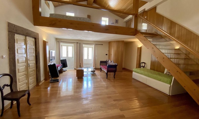 Vila Flor House | Country House 'Suite Familiar Deluxe' with Mountain View, Shared Terrace and Wi-Fi