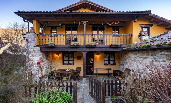 Ricabo House | Country House 'Valle De Bueida' with Mountain View and Private Garden
