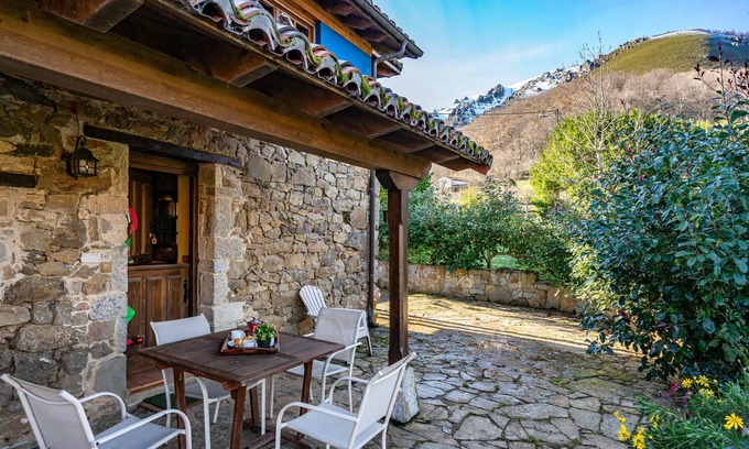 Quiros House | Country House 'Valle De Bueida Viscárcel' with Mountain View, Private Garden and Wi-Fi