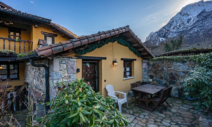 Quiros House | Country House 'Valle De Bueida El Palacio' with Mountain View, Private Garden and Wi-Fi