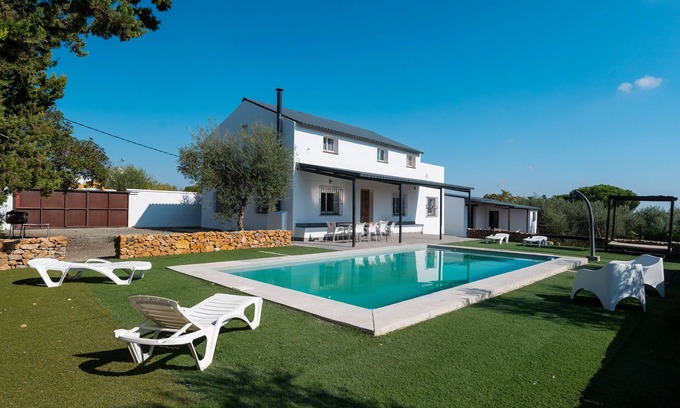 Arahal House | Country House 'Valle Verde' with Private Pool, Wi-Fi and Air Conditioning