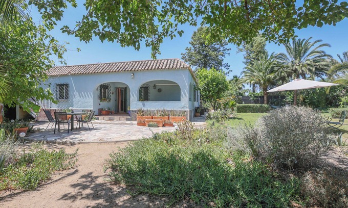 Arahal House | Country House 'Villa Moral' with Private Pool, Wi-Fi and Air Conditioning