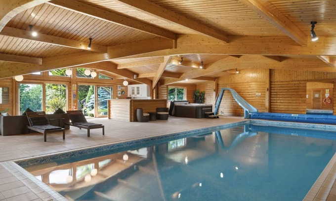 Bridgwater House | Country House w/Pool, Hot Tub, Tennis Courts, Gym
