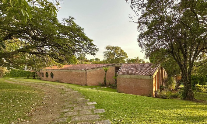 Vila Santista RV Rental | Country house with 4,000 square meters of garden, swimming pool, tennis court, golf.