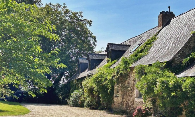 Laigne Cottage | Country house with outdoor games and fireplace, 4 bedrooms for 8 people