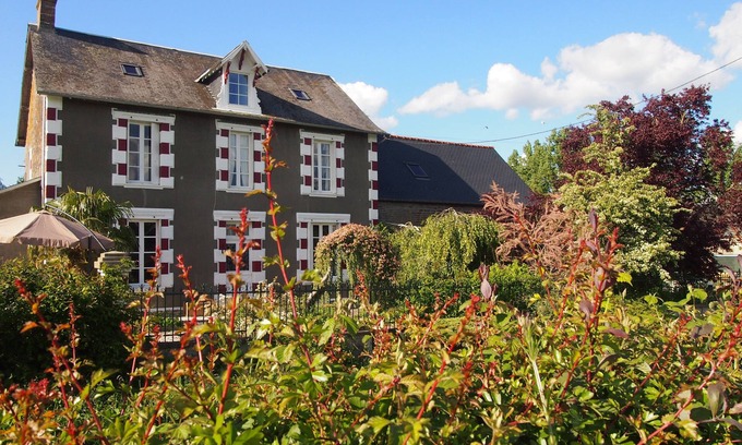 Thubeuf House | Country house with garden and swimming pool