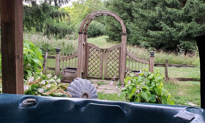 Westminster House | Country in the city! Quiet, private 3 bedroom with a hot tub!