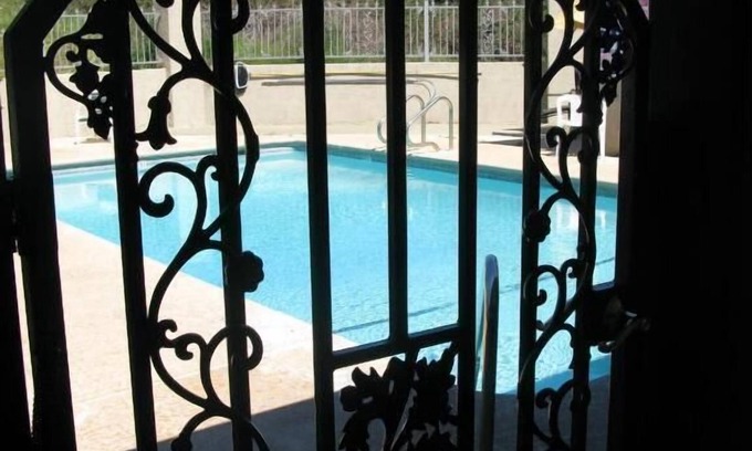 Jamestown Hotel | Country Inn Sonora