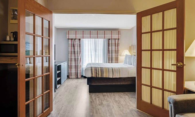Forest Hills Hotel | Country Inn & Suites by Radisson, Grand Rapids Airport, MI