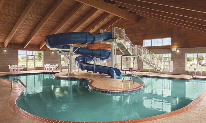 Willmar Hotel | Country Inn & Suites by Radisson, Willmar, MN