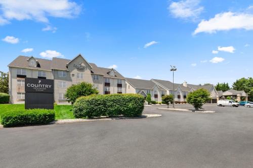 Hollins Hotel | Country Inn & Suites by Radisson, Roanoke, VA
