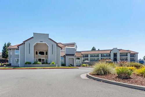 Vallejo Hotel | Country Inn & Suites by Radisson, Vallejo Napa Valley, CA