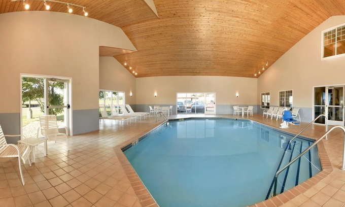 Chippewa Falls Hotel | Country Inn & Suites by Radisson, Chippewa Falls, WI