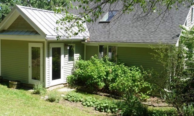 Hillsdale House | Country Karma -Quiet Wooded Getaway