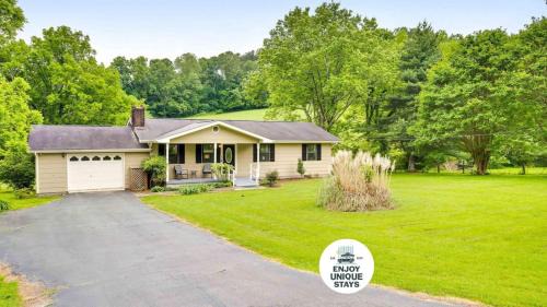 Chickamauga House | Country Lane Cottage- privacy & quiet neighborhood