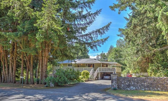 Cobble Hill House | Country Living at it's best! 3 bedroom top-floor suite.