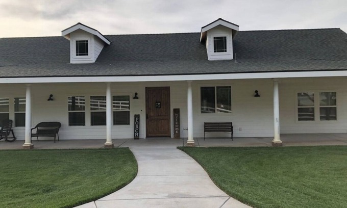 Springville House | Country Living! Large 2500 square foot home on 2 acres