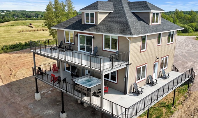 Memramcook House | Country Living Large 6 bedroom Home, newly renovated. 5 bathrooms, Amazing View.