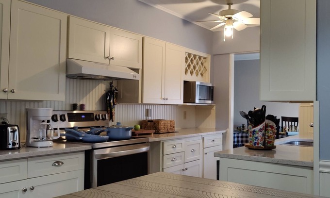 Selkirk House | Country living on nearly 5 Acres! Family and large party friendly. WIFI!