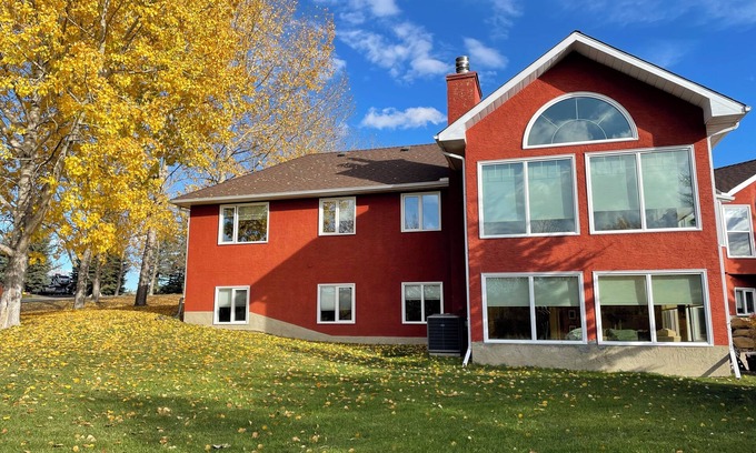 Springbank House | Country Living, Peaceful and Quiet, close to Calgary, Kananaskis, and Banff