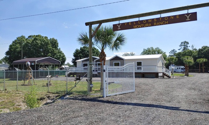 Clewiston House | Country Living w/Horse back trails and a bass fishing paradise!