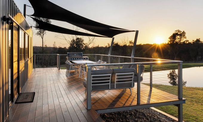 Inverell Cabin | Country lodge, adjoining National park, Golf course and Mountain bike track.