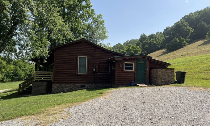 Lynnville Cabin | Country log cabin in beautiful middle Tennessee