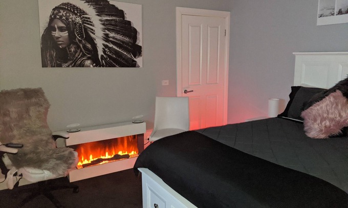 Scarsdale House | Country Luxury. Delux Queen Bed, Full Bathroom. Private Unit. Massage chair.