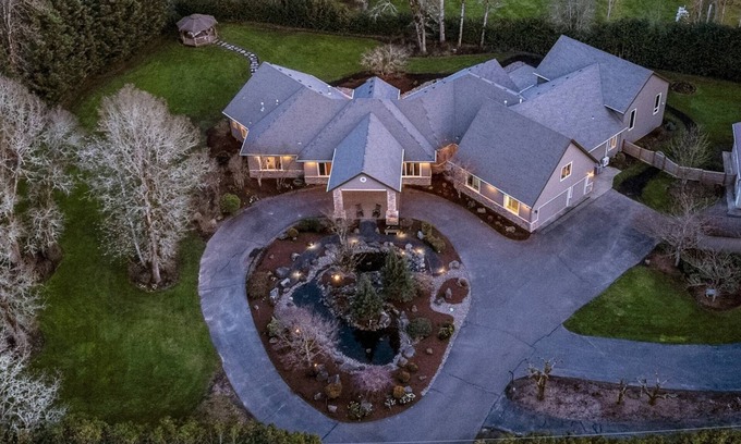 Newberg House | Country Luxury in Private Manor, Pet Friendly, Hot Tub, Indoor Basketball Ct, Billiards, on 2 Acres