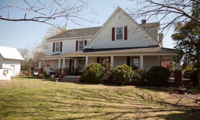 Henderson House | Country Manor