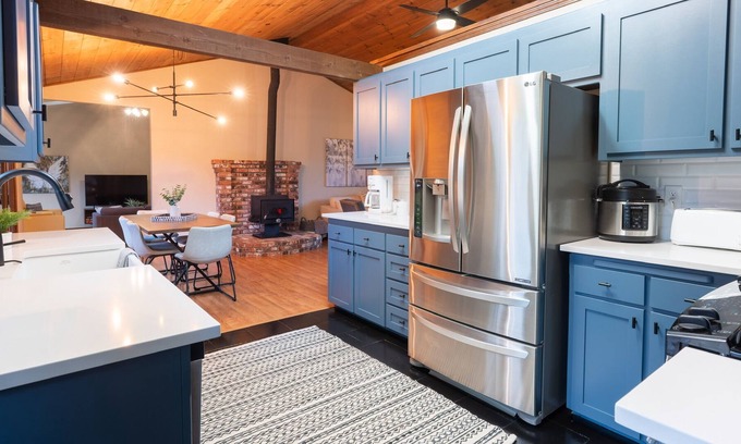 Midway House | Country Oak Pool House - Visit Mt. Shasta and Mt. Lassen National park