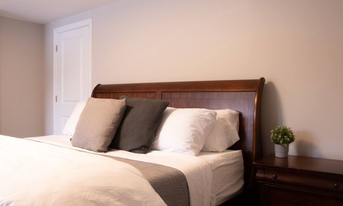 Guelph/Eramosa Bed & Breakfast | Country Oasis - King Bed w/Tempur-Pedic matress.
